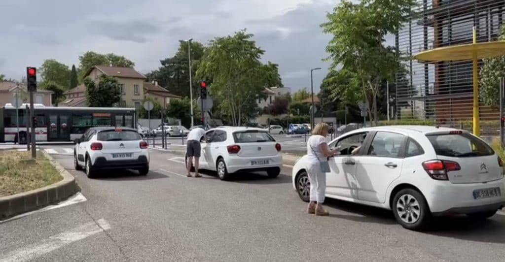 Distributoin de tracts pour Suspendus à Lyon